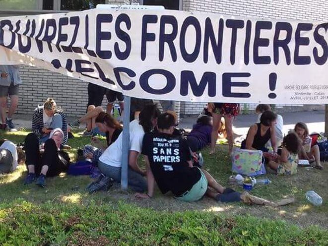 Rassemblement devant le CRA de Cocquelles pour la libération des marcheurs, 8 juillet 2018. Rassemblement devant le CRA de Cocquelles pour la libération des marcheurs, 8 juillet 2018.