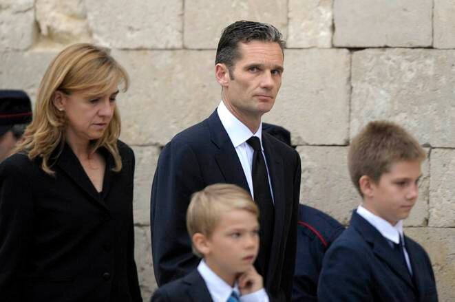 Cristina de Bourbon, la fille cadette de Juan Carlos, son mari Iñaki Urdangarin et leurs enfants, en 2012. © Vincent West/Reuters Cristina de Bourbon, la fille cadette de Juan Carlos, son mari Iñaki Urdangarin et leurs enfants, en 2012. © Vincent West/Reuters