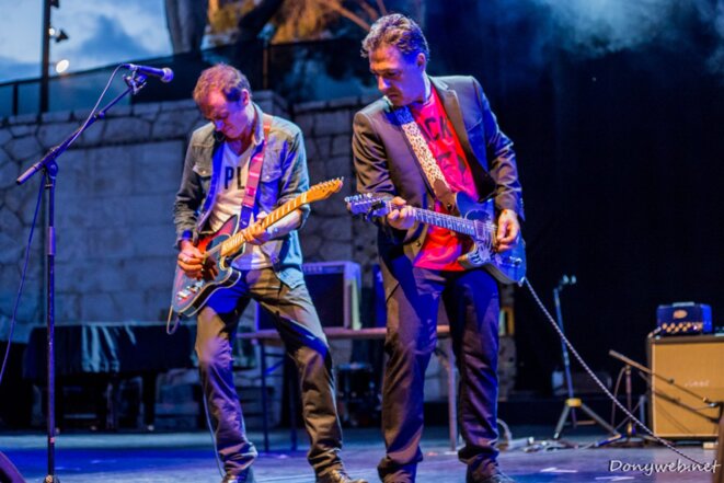 Un cardiologue monte son groupe de rock pour financer des défibrillateurs.