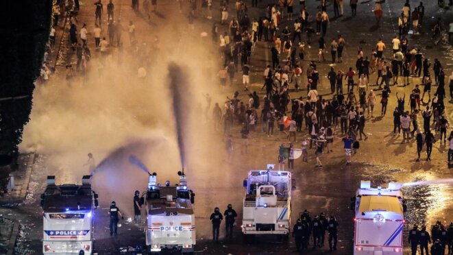 Canons à eau de la PP sur les Champs-Elysées le 15 juillet 2018 © X Canons à eau de la PP sur les Champs-Elysées le 15 juillet 2018 © X