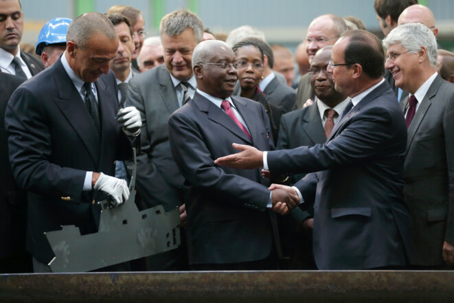 Le président français François Hollande, le président mozambicain Armando Guebuza et Iskandar Safa, président et chef de la direction des Constructions mécaniques de Normandie (CMN), assistent à une cérémonie de construction d'un bateau pour le Mozambique dans un chantier naval à Cherbourg, le 30 septembre 2013. © Reuters Le président français François Hollande, le président mozambicain Armando Guebuza et Iskandar Safa, président et chef de la direction des Constructions mécaniques de Normandie (CMN), assistent à une cérémonie de construction d'un bateau pour le Mozambique dans un chantier naval à Cherbourg, le 30 septembre 2013. © Reuters