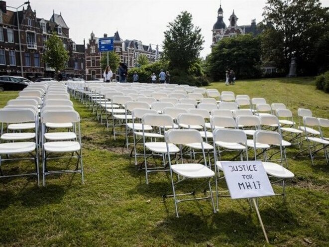 298 chaises vides devant l’ambassade de Russie à La Haye © Polit.ru 298 chaises vides devant l’ambassade de Russie à La Haye © Polit.ru