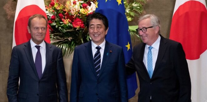 Donald Tusk, Shinzo Abe et Jean-Claude Juncker à Tokyo, le 17 juillet © Reuters Donald Tusk, Shinzo Abe et Jean-Claude Juncker à Tokyo, le 17 juillet © Reuters