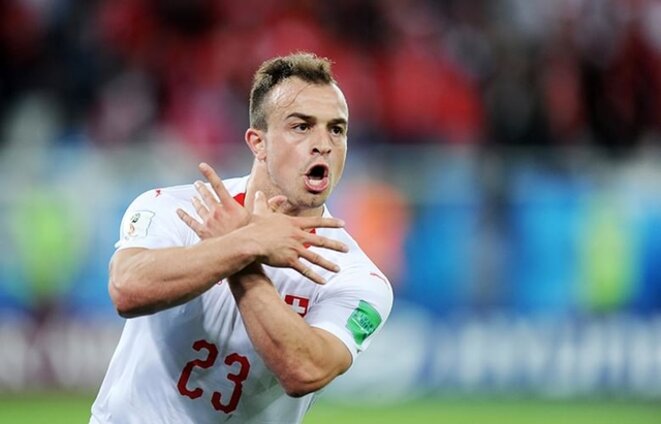 Xherdan Shaqiri, joueur suisse mimant l'aigle albanais lors de son but face à la Serbie (2018) Xherdan Shaqiri, joueur suisse mimant l'aigle albanais lors de son but face à la Serbie (2018)
