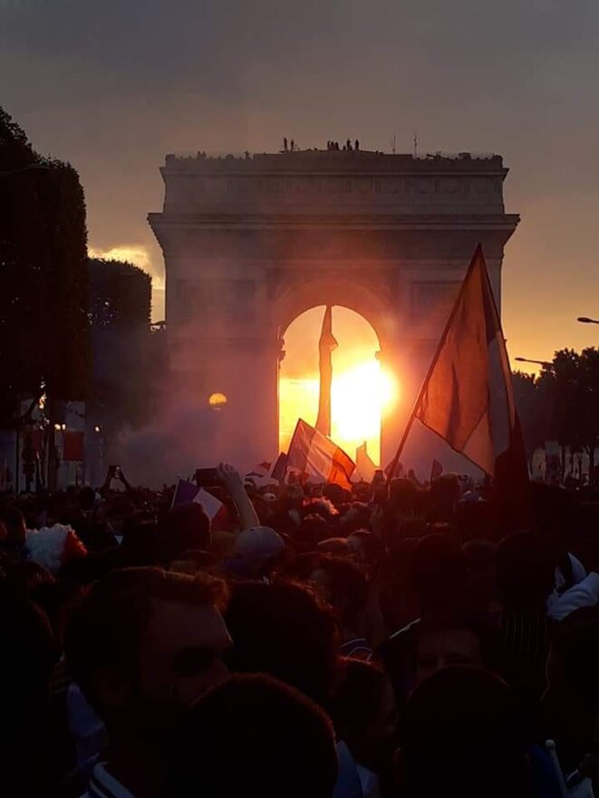 Couché du soleil sur l'arc de triomphe 15 juillet 2018, jour du sacre mondial © Ibra Khady Ndiaye Couché du soleil sur l'arc de triomphe 15 juillet 2018, jour du sacre mondial © Ibra Khady Ndiaye