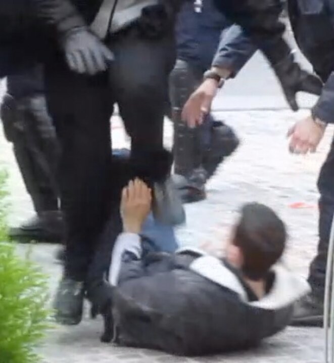 Le jeune homme se voit infliger un coup de pied dans le ventre par Alexandre Benalla. © DR Le jeune homme se voit infliger un coup de pied dans le ventre par Alexandre Benalla. © DR