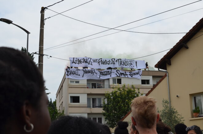 A la "Marche pour Adama", le 21 juillet 2018 à Beaumont-sur-Oise (Val d'Oise). Une banderole déployée par des militants antifascistes demande la libération des frères d'Adama Traoré. © Justine Brabant