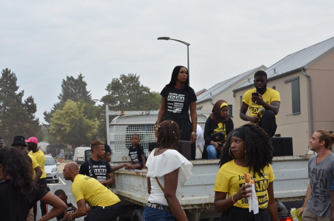 A la "Marche pour Adama", le 21 juillet 2018 à Beaumont-sur-Oise (Val d'Oise). Debout sur le camion, Assa Traoré, soeur d'Adama Traoré. © Justine Brabant