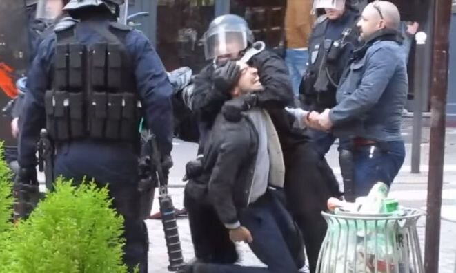 Alexandre Benalla (centre with helmet) and Vincent Crase (right) watched by police during the attack on a man at the place de la Contrescarpe. © Mediapart document Alexandre Benalla (centre with helmet) and Vincent Crase (right) watched by police during the attack on a man at the place de la Contrescarpe. © Mediapart document