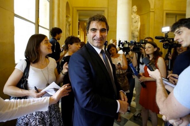 Christian Jacob, président du groupe Les Républicains, entouré par les journalistes à l'Assemblée Nationale, en 2017. Reuters/Charles Platiau Christian Jacob, président du groupe Les Républicains, entouré par les journalistes à l'Assemblée Nationale, en 2017. Reuters/Charles Platiau