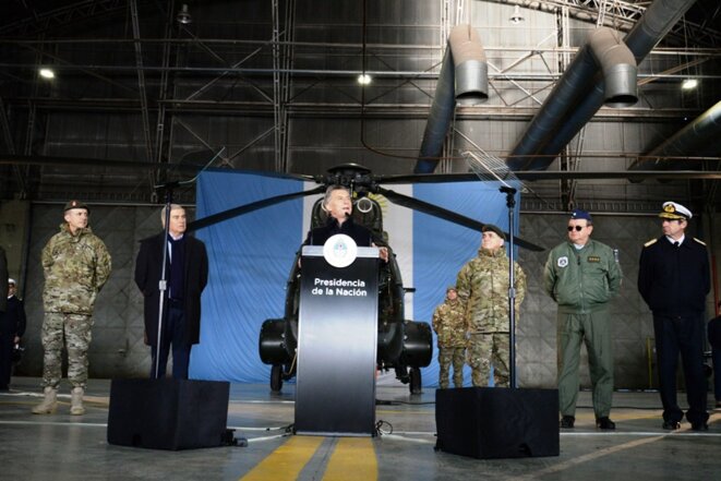 Macri dans un hangar de l'armée © Misionesonline Macri dans un hangar de l'armée © Misionesonline