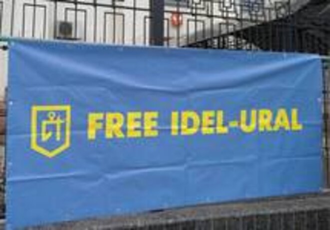 Drapeau de "Free Idel-Oural" sur la clôture de l'ambassade de Russie à Kiev. © Facebook Drapeau de "Free Idel-Oural" sur la clôture de l'ambassade de Russie à Kiev. © Facebook