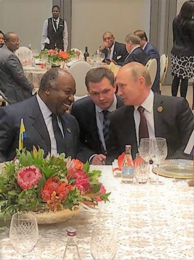 JOHANNESBURG - 10ème Sommet des BRICS - Echange en tête-à-tête , ALI BONGO ONDIMBA (Gabon) et VLADIMIR POUTINE (Russie) JOHANNESBURG - 10ème Sommet des BRICS - Echange en tête-à-tête , ALI BONGO ONDIMBA (Gabon) et VLADIMIR POUTINE (Russie)