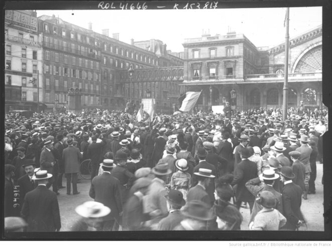 2 août 1914: la mobilisation devant la gare de l'Est, Paris. Photographie de presse de l'Agence Rol, Paris, dimensions 13 x 18 cm. Source: gallica.bnf.fr 2 août 1914: la mobilisation devant la gare de l'Est, Paris. Photographie de presse de l'Agence Rol, Paris, dimensions 13 x 18 cm. Source: gallica.bnf.fr