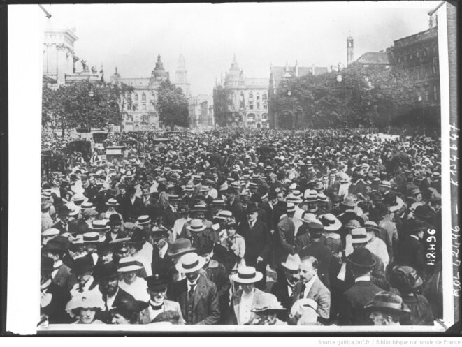 La foule attendant les nouvelles de la bataille de la Marne. Photographie de presse prise par l'Agence Rol, Paris, septembre 1914. Dimensions 13 x 18 cm. Source: gallica.bnf.fr La foule attendant les nouvelles de la bataille de la Marne. Photographie de presse prise par l'Agence Rol, Paris, septembre 1914. Dimensions 13 x 18 cm. Source: gallica.bnf.fr