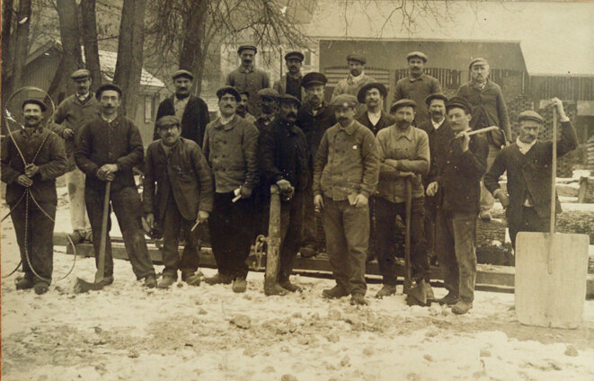 Les ouvriers de la scierie de Tison (Poitiers) vers 1920 Les ouvriers de la scierie de Tison (Poitiers) vers 1920