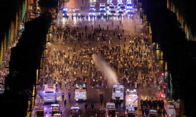 Affrontements sur les Champs-Élysées après la finale de la coupe du monde Affrontements sur les Champs-Élysées après la finale de la coupe du monde