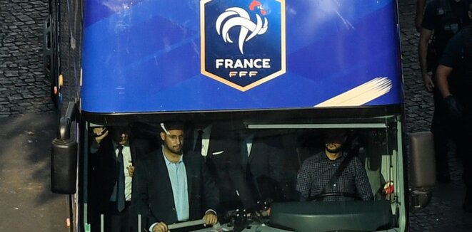 Alexandre Benalla à l'avant du bus de l'équipe de France sur les Champs-Élysées, le 16 juillet 2018. | Bertrand Guay / AFP Alexandre Benalla à l'avant du bus de l'équipe de France sur les Champs-Élysées, le 16 juillet 2018. | Bertrand Guay / AFP