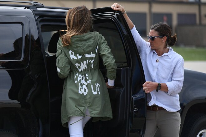 Melania Trump en visite officielle auprès des sans-papiers affiche qu'elle s'en fout complètement «I really don't care» Melania Trump en visite officielle auprès des sans-papiers affiche qu'elle s'en fout complètement «I really don't care»