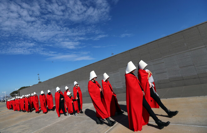Des manifestantes favorables à la loi légalisant l'avortement en Argentine défilent costumées comme les « servantes écarlates » de la sérié télévisée « The Handmaid's Tale ». © Reuters Des manifestantes favorables à la loi légalisant l'avortement en Argentine défilent costumées comme les « servantes écarlates » de la sérié télévisée « The Handmaid's Tale ». © Reuters