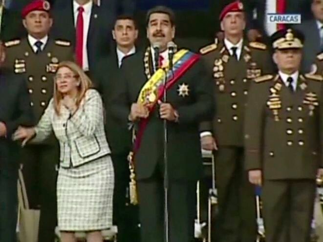 Imágenes de la televisión venezolana muestran a Nicolás Maduro al ser interrumpido en mitad de su discurso por una explosión, el sábado 4 de agosto de 2018.