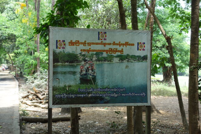 Un des panneaux situés à l'entrée de West Phar Gyi. On lit : « Vous entrez dans un village pacifique, habité uniquement par des bouddhistes. » © G. P.