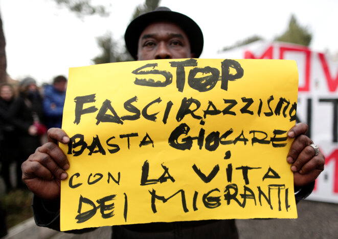 Dans une manifestation contre le racisme à Macerata dans le centre de l’Italie, le 10 février 2018 : « Arrêtez de jouer avec la vie des migrants » © Reuters/Yara Nardi