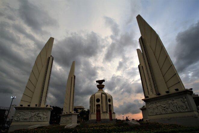 Sale temps pour la démocratie (Democracy monument -Bangkok) © Jean Claude Lenerve Sale temps pour la démocratie (Democracy monument -Bangkok) © Jean Claude Lenerve
