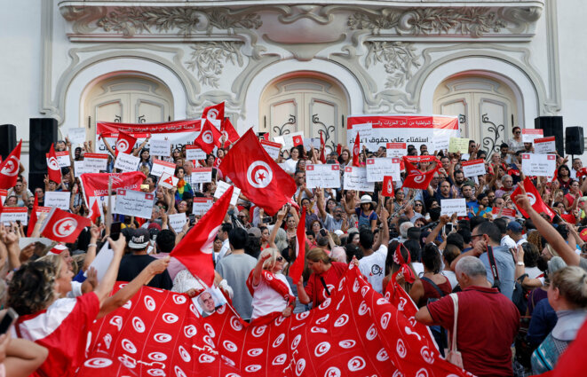 Des manifestants en défense des droits des femmes lundi 13 août à Tunis. © Reuters Des manifestants en défense des droits des femmes lundi 13 août à Tunis. © Reuters