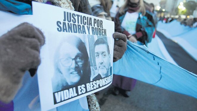 Les 10 août des centaines d’enseignants et d’étudiants ont réalisé une marche silencieuse du Congrès à la Maison de la Province de Buenos Aires pour réclamer justice pour la mort de l’enseignante Sandra Calamano et de son assistant Rubén Rodríguez. © Guadalupe Lombardo Les 10 août des centaines d’enseignants et d’étudiants ont réalisé une marche silencieuse du Congrès à la Maison de la Province de Buenos Aires pour réclamer justice pour la mort de l’enseignante Sandra Calamano et de son assistant Rubén Rodríguez. © Guadalupe Lombardo