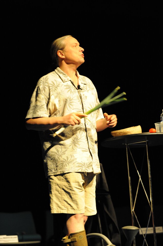 Franck Lepage donnant sa conférence gesticulée © dr Franck Lepage donnant sa conférence gesticulée © dr