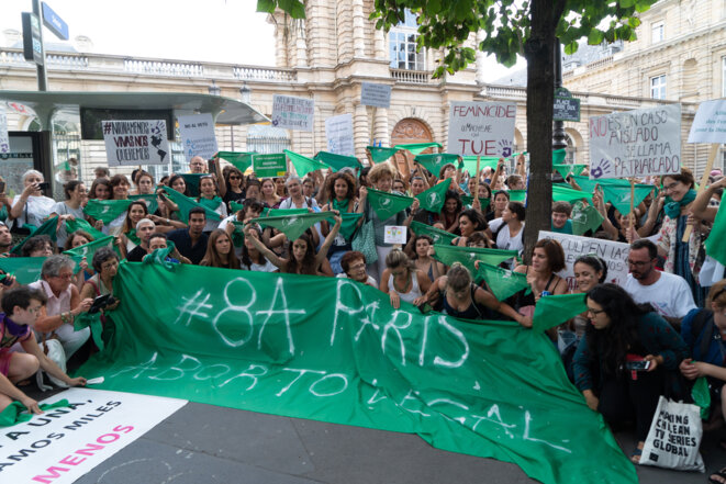 Concentration devant le Sénat francais le 8 août en solidarité des femmes argentines pour le vote de l'IVG © Philippe Enquin Concentration devant le Sénat francais le 8 août en solidarité des femmes argentines pour le vote de l'IVG © Philippe Enquin