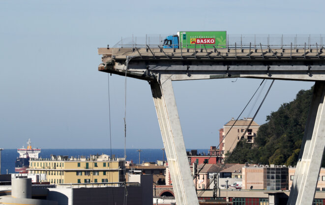Le pont Morandi de Gênes, au lendemain de l'effondrement, le 15 août 2018. © Reuters/Stefano Rellandini