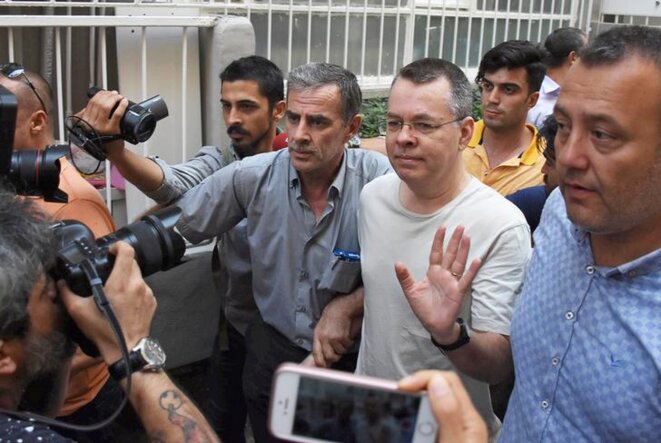 Le pasteur Andrew Brunson à son retour chez lui à Izmir, où il a été placé en résidence surveillée fin juillet. © Reuters Le pasteur Andrew Brunson à son retour chez lui à Izmir, où il a été placé en résidence surveillée fin juillet. © Reuters