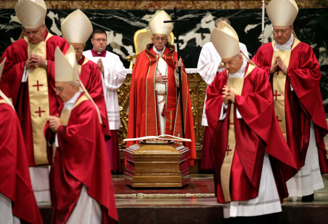 Le pape François lors des obsèques du cardinal Law, au Vatican, le 21 décembre 2017. © Reuters