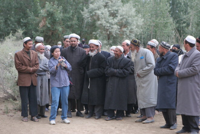Rahile Dawut, troisième en partant de la gauche, une académique ouïghoure, travaillant dans la région autonome ouïghoure du Xinjiang, Chine, en 2005. Elle est disparue depuis huit mois. © Lisa Ross Rahile Dawut, troisième en partant de la gauche, une académique ouïghoure, travaillant dans la région autonome ouïghoure du Xinjiang, Chine, en 2005. Elle est disparue depuis huit mois. © Lisa Ross