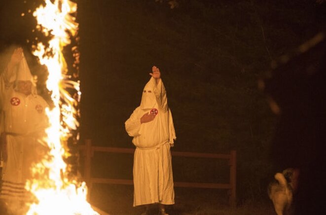 Un membre du Ku Klux Klan devant une croix en flammes, dans une résidence privée à Henry County, en Virginie, le 11 octobre 2014. © REUTERS/Johnny Milano Un membre du Ku Klux Klan devant une croix en flammes, dans une résidence privée à Henry County, en Virginie, le 11 octobre 2014. © REUTERS/Johnny Milano