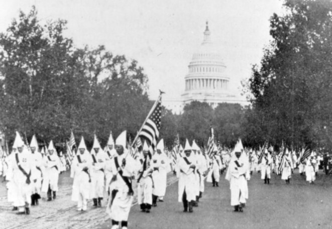 Une manifestation du KKK sur Pennsylvania Avenue, à Washington en 1927. © Archives du FBI Une manifestation du KKK sur Pennsylvania Avenue, à Washington en 1927. © Archives du FBI