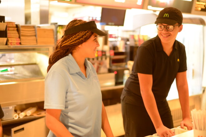 Samira, 17 ans, et Loqman, 16 ans, dans le restaurant de Saint-Barthélemy, durant l'été 2018. © LF Samira, 17 ans, et Loqman, 16 ans, dans le restaurant de Saint-Barthélemy, durant l'été 2018. © LF
