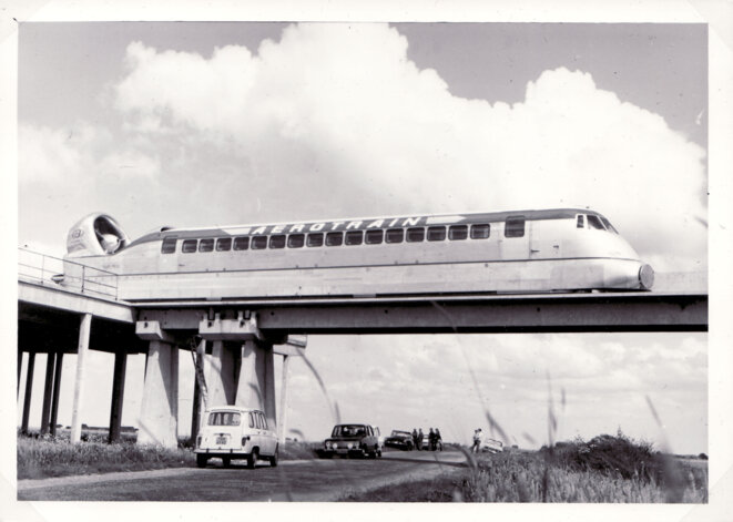 L'aérotrain, précurseur du TGV, sur sa voie expérimentale construite en 1969.