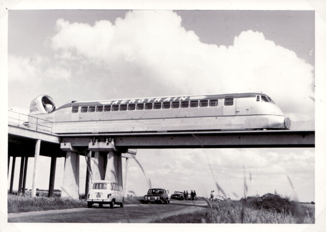 L'aérotrain, précurseur du TGV, sur sa voie expérimentale construite en 1969. L'aérotrain, précurseur du TGV, sur sa voie expérimentale construite en 1969.