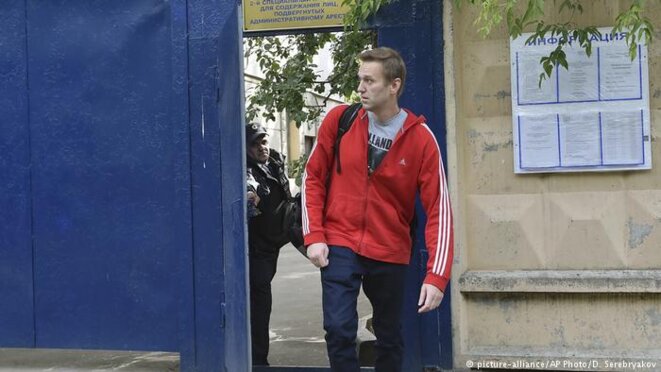 Navalny sort de prison lors de son avant-dernière arrestation. © dw.com Navalny sort de prison lors de son avant-dernière arrestation. © dw.com