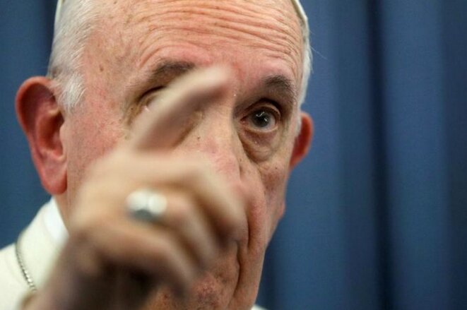 Le pape François s'adresse à des journalistes, dans l'avion, après son voyage en Irlande © Reuters Le pape François s'adresse à des journalistes, dans l'avion, après son voyage en Irlande © Reuters