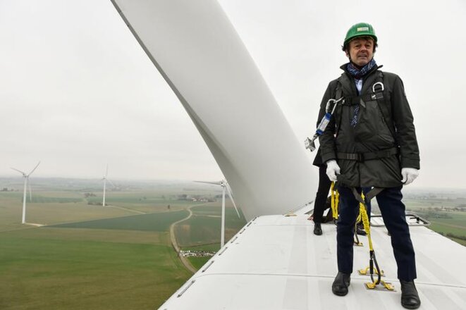 Nicolas Hulot au sommet d'une éolienne, en janvier 2018. © Reuters Nicolas Hulot au sommet d'une éolienne, en janvier 2018. © Reuters