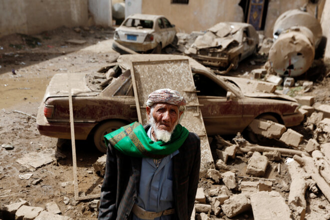 Un homme devant les dégâts causés par un bombardement à Amran, Yémen, le 25 juin 2018. © Reuters Un homme devant les dégâts causés par un bombardement à Amran, Yémen, le 25 juin 2018. © Reuters