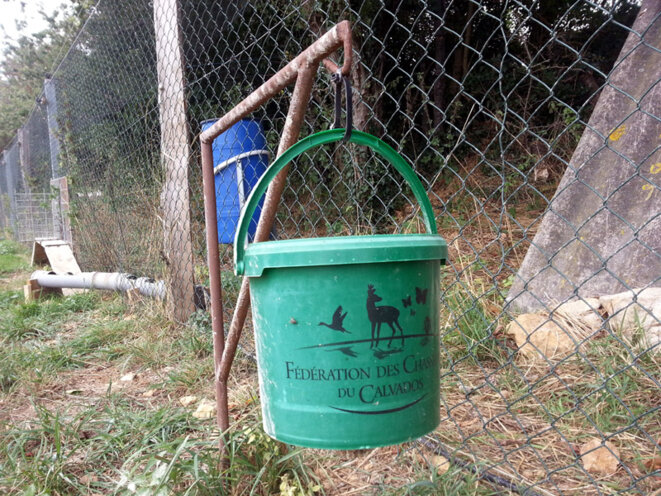 Distributeur de grains de la fédération de chasse du Calvados © Blog Ornito Distributeur de grains de la fédération de chasse du Calvados © Blog Ornito