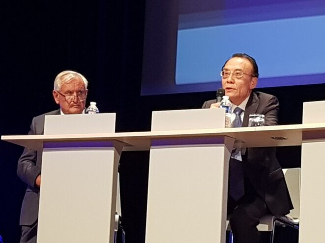 L'ancien Premier Ministre Jean-Pierre RAFFARIN et l'Ancien Ambassadeur de Chine au Gabon S.E.M SUN Jiwen L'ancien Premier Ministre Jean-Pierre RAFFARIN et l'Ancien Ambassadeur de Chine au Gabon S.E.M SUN Jiwen