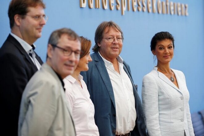 Sahra Wagenknecht (à droite), aux côtés de Ludger Volmer et Simone Lange à Berlin, le 4 septembre 2018. © Reuters Sahra Wagenknecht (à droite), aux côtés de Ludger Volmer et Simone Lange à Berlin, le 4 septembre 2018. © Reuters