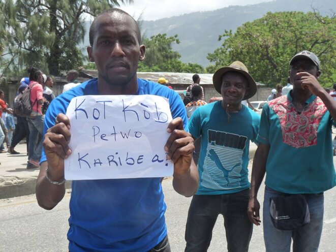Un manifestant à Port-au-Prince, dimanche 2 septembre. Sur sa pancarte : « Où est passé l’argent de PetroCaribe ? » © DR Un manifestant à Port-au-Prince, dimanche 2 septembre. Sur sa pancarte : « Où est passé l’argent de PetroCaribe ? » © DR