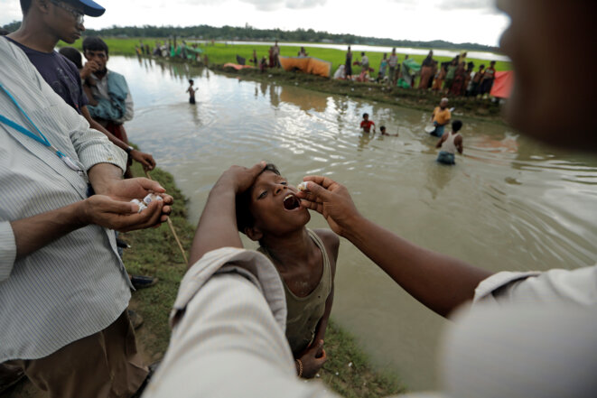 Un réfugié rohingya reçoit un vaccin oral contre le choléra, au Bangladesh, le 17 octobre 2017. © Reuters Un réfugié rohingya reçoit un vaccin oral contre le choléra, au Bangladesh, le 17 octobre 2017. © Reuters
